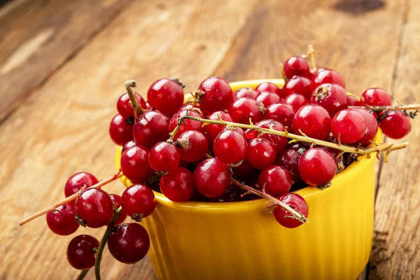 Freshly Picked Currant Berries Yellow Bowl Wodden Table — Stock Photo, Image
