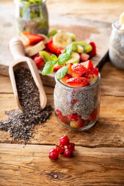 dikey çilekli puding vejetaryen yoğurt yulaf sütü