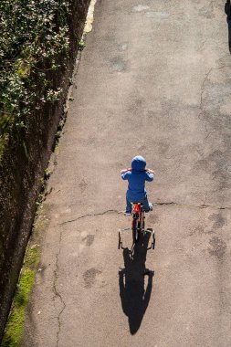 yol manzaralı şehir sahnesinde çocuk bisikleti