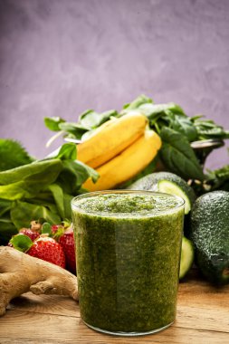 Sağlıklı beslenme için sebze ve meyve püresinin dikey fotoğrafı.