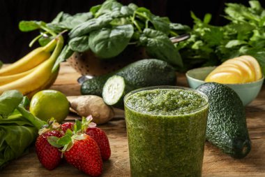 Meyve suyu ve alkolden arındırıcı içecek sağlıklı bir diyet için.