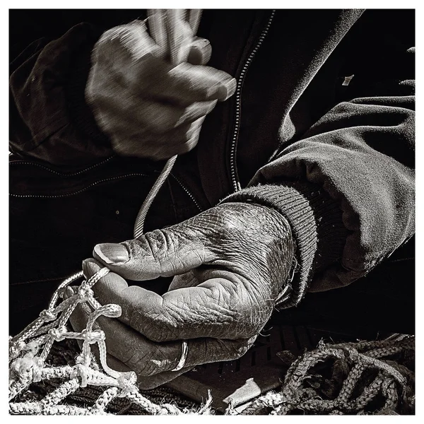 Black White Photo Old Fisherman Hand Sews Fishing Net Pier — Stock Photo, Image