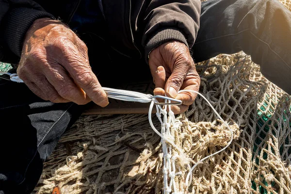 Viejo Pescador Mano Cose Una Red Pesca Muelle Perdido Trabajo — Foto de Stock