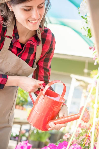 Verticaal Beeld Van Vrouw Met Kan Besproeien Planten Het Tuincentrum — Stockfoto