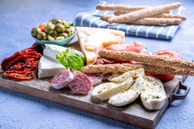 Kesme tahtasında salam ve peynirli tipik İtalyan antipasto.