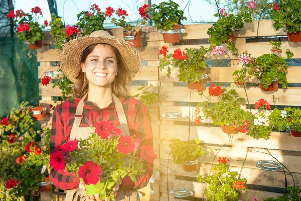 Mooie Lachende Tuinman Een Bloemenwinkel Biedt Een Lenteplant — Stockfoto