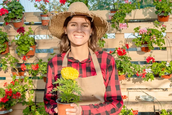 Jonge Lachende Tuinman Een Bloemenwinkel — Stockfoto