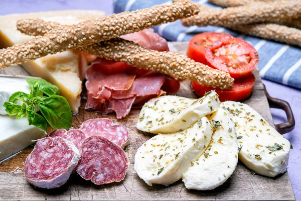 Typische Italiaanse Voorgerecht Met Salami Koude Gesneden Parmezaanse Mozzarella Parmaham — Stockfoto