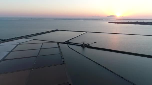 Lucht Panorama Van Zoutpannen Van Trapani Sicilië Bij Zonsondergang Boven — Stockvideo