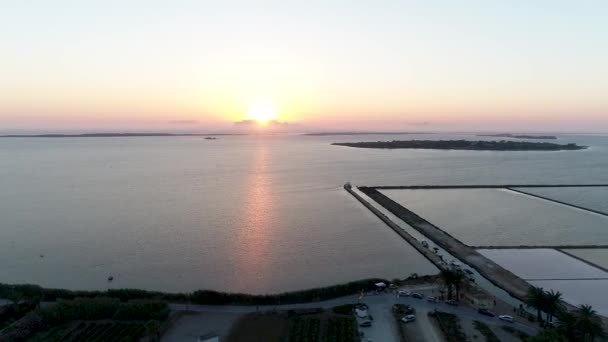 Lucht Panorama Van Zoutpannen Van Trapani Sicilië Bij Zonsondergang Boven — Stockvideo