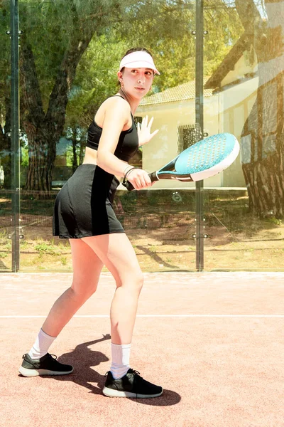 Padel Tennis Kvinna Spela Utomhus Domstol Sommaren — Stockfoto