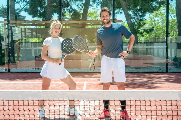 Gemischtes Paar Lächelt Nach Dem Spiel Auf Dem Tennisplatz — Stockfoto