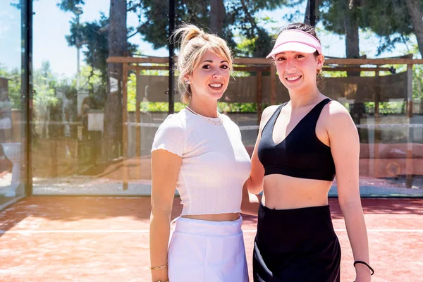 Дві Усміхнені Переможні Дівчата Позують Фото Тенісному Корті — стокове фото