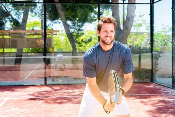 Junger Mann Spielt Padel Tennis Auf Sommersportplatz — Stockfoto