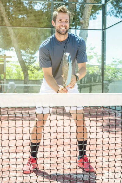 Glücklich Lächelnder Junger Mann Spielt Tennis Auf Einem Freiluftplatz — Stockfoto