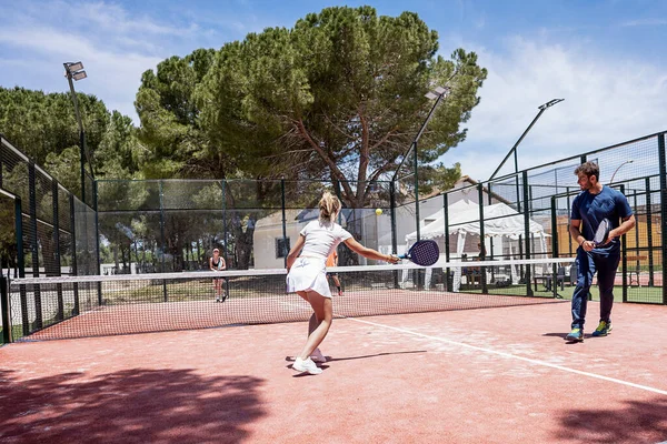 Padel Tennisspieler Spielen Einem Sonnigen Tag Auf Einem Außenplatz — Stockfoto
