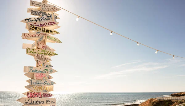 Multiple Signs Tourist Destinations Wooden Pole Beach Sunny Day — Stock Photo, Image