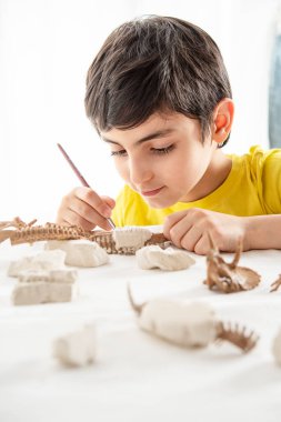 evde tek başına oynayan çocuğun dikey portresi