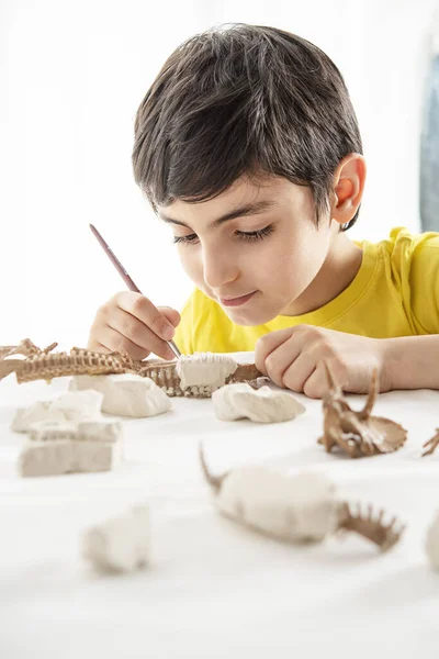 evde tek başına oynayan çocuğun dikey portresi