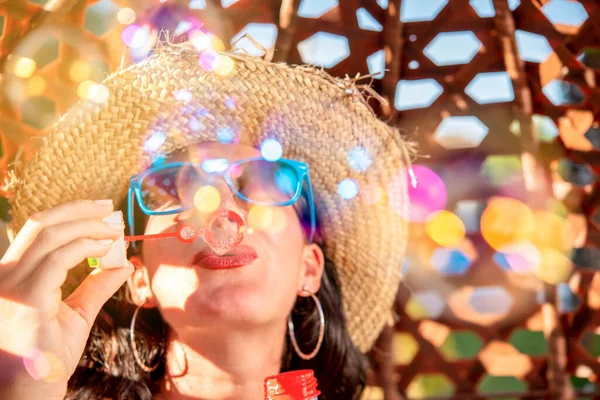 Glam Mulher Sentindo Livre Fazendo Bolha Sabão — Fotografia de Stock