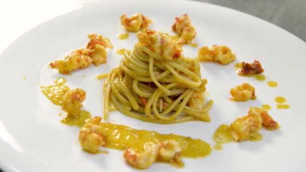 Pasta Dish King Prawns Restaurant Detail Preparation Restaurant — Stock Video