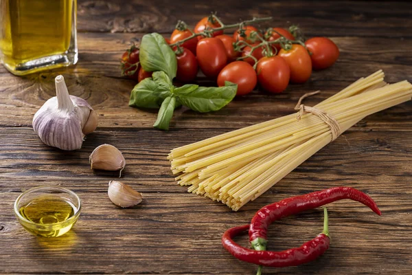 Tavola Rustica Legno Con Materie Prime Condire Pasta Modo Italiano — Foto Stock