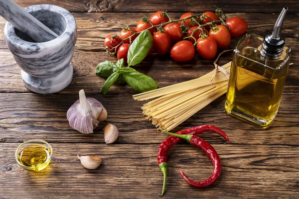 Crudo Ingredienti Cottura Della Pasta Italiana Con Pomodori — Foto Stock