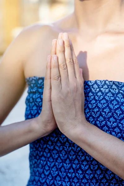 Mujer Del Yoga Meditando Atardecer Modelo Femenino Meditando Serena Armonía — Foto de Stock