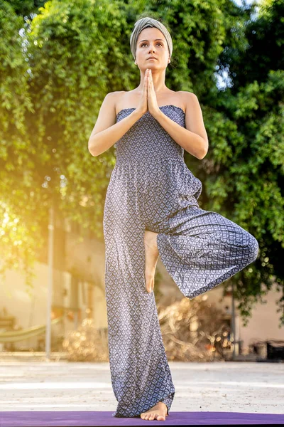 Joven Practicando Meditación Pie Posición Pranamasana — Foto de Stock