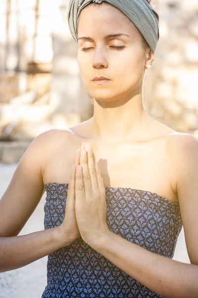 Mujer Del Yoga Meditando Atardecer Modelo Femenino Meditando Serena Armonía — Foto de Stock
