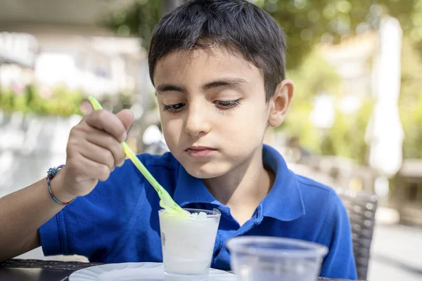 Μικρό Αγόρι Τρώει Παγωτό Στο Καφέ Εξωτερική Μια Ηλιόλουστη Μέρα — Φωτογραφία Αρχείου