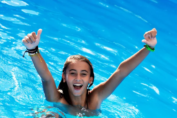 Chica feliz nadando en la piscina —  Fotos de Stock