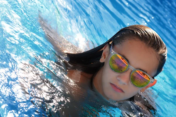 Chica nadando en la piscina —  Fotos de Stock