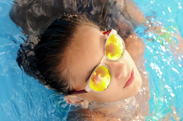 Chica en la piscina con gafas de sol —  Fotos de Stock