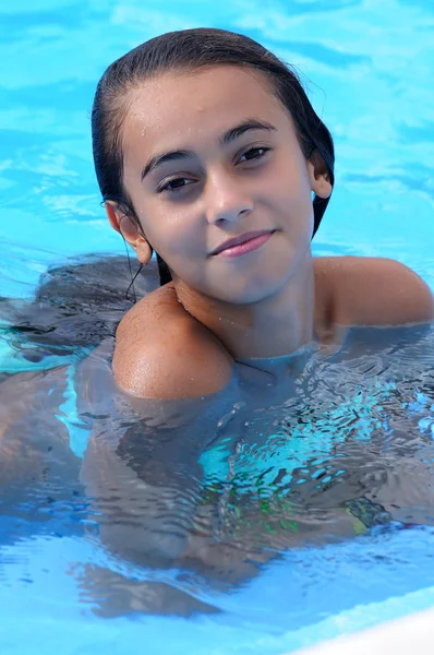 Menina sorrindo em uma piscina — Fotografia de Stock