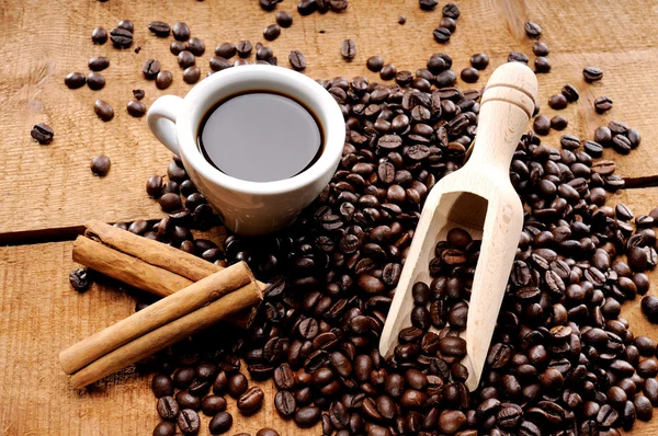 Coffee and cinnamon on tabelwood — Stock Photo, Image