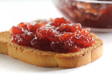 çilek reçeli ve tost dilim