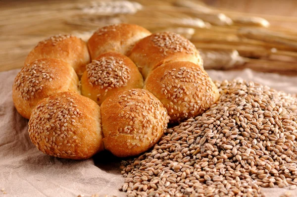 Brot mit Weizen und Weizenähren — Stockfoto