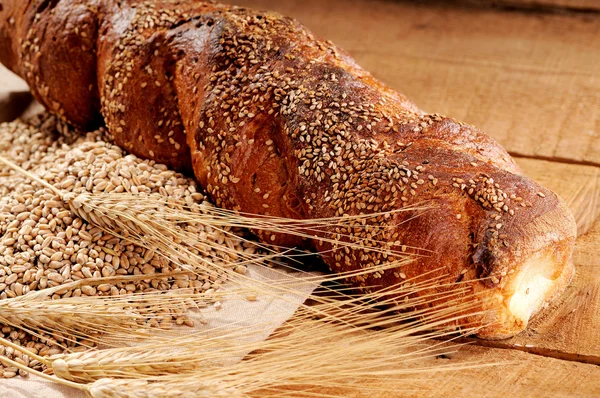 Knuspriges Brot mit Weizen und Weizenähren — Stockfoto