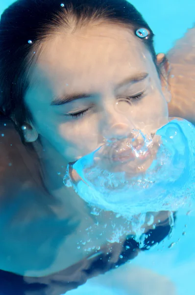 Chica bajo el agua en la piscina —  Fotos de Stock