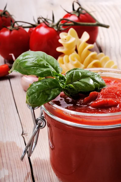 Ingrediente para um delicioso molho de tomate — Fotografia de Stock