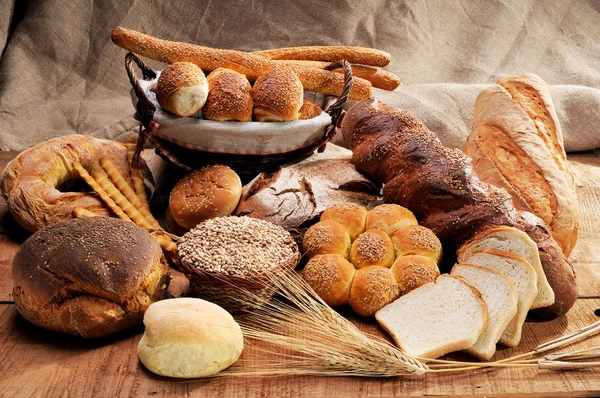 Különböző típusú kenyerek juta vászon — Stock Fotó