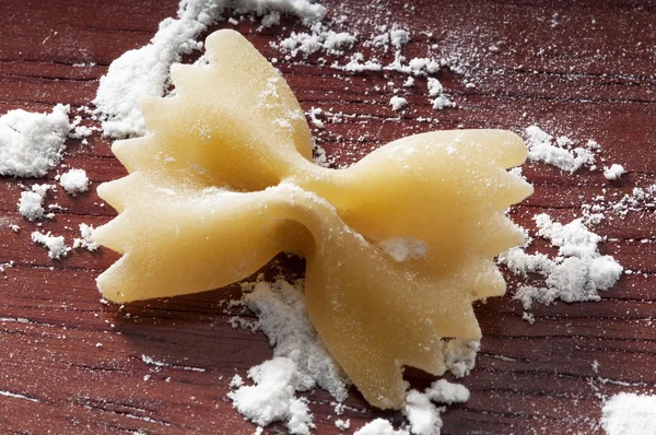 Pasta cruda su una tavola di legno — Foto Stock