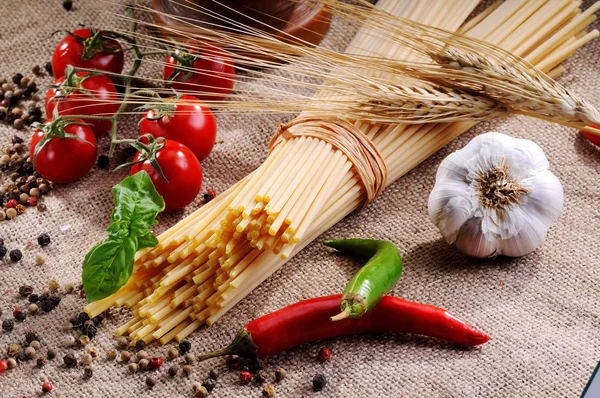 Ingredienti tradizionali per condire la pasta — Foto Stock