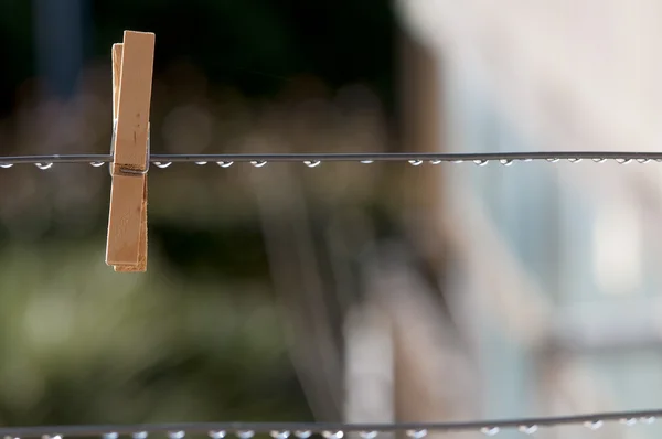 Peg giysilerle yağmurlu bir gün için