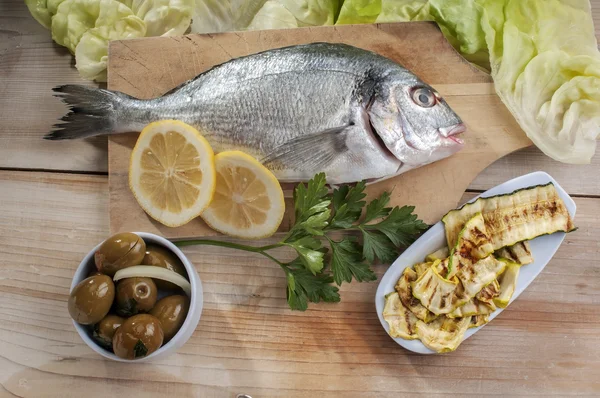 Fesh zeebrasem klaar om te koken — Stockfoto