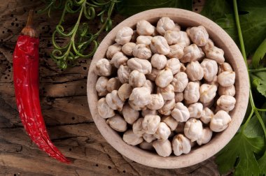 nohut ve acılı bir wodden kurulu