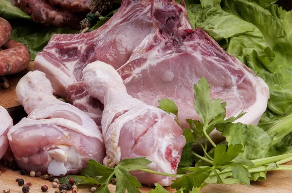 Coscia di pollo crudo e carne di maiale — Foto Stock