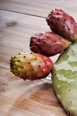 Olgun inciri veya kürek kaktüs ve kırmızı meyve.