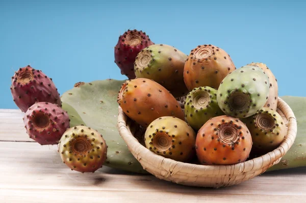 inciri bir sepet içinde